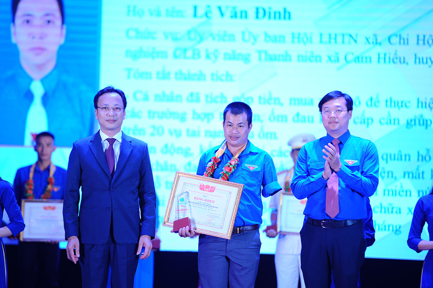 Nam sinh cõng bạn đến trường cùng nhiều gương thanh niên sống đẹp được tôn vinh ảnh 4