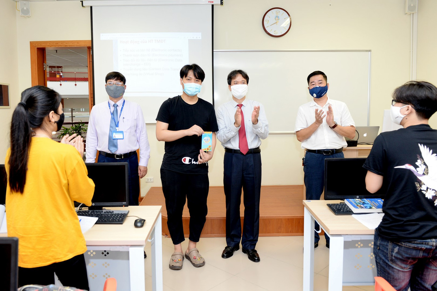 Trường ĐH Kinh tế Quốc dân hỗ trợ sinh viên phòng dịch trong ngày đi học trở lại ảnh 3