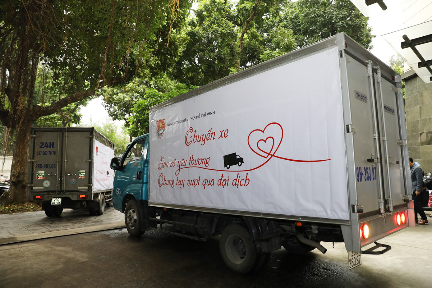 2 chuyến xe của chương trình “San sẻ yêu thương, chung tay vượt qua đại dịch” đầu tiên đã chở 1.000 suất quà trao tới thanh niên công nhân tại khu công nghiệp Nội Bài, Sóc Sơn, Hà Nội; tặng hơn 5.000 phần quà cho thiếu nhi có hoàn cảnh khó khăn. Hàng nghìn suất quà đầu tiên được gửi tới thanh niên, công nhân ảnh 7