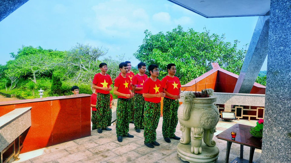 Lễ chào cờ đặc biệt nơi đảo tiền tiêu của Tổ quốc ảnh 2