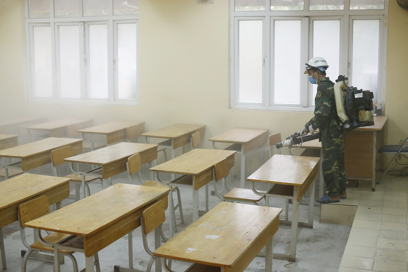 Hà Nội: Phun khử khuẩn phòng, chống dịch COVID-19 trước kỳ thi tốt THPT ảnh 3