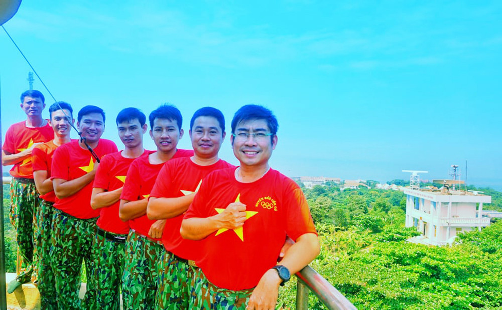 Lễ chào cờ đặc biệt nơi đảo tiền tiêu của Tổ quốc ảnh 6