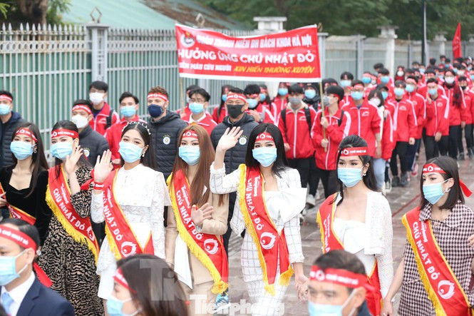 Hoa hậu Việt Nam năm 2020 Đỗ Thị Hà rạng rỡ trong chương trình “Chủ Nhật Đỏ” ảnh 2