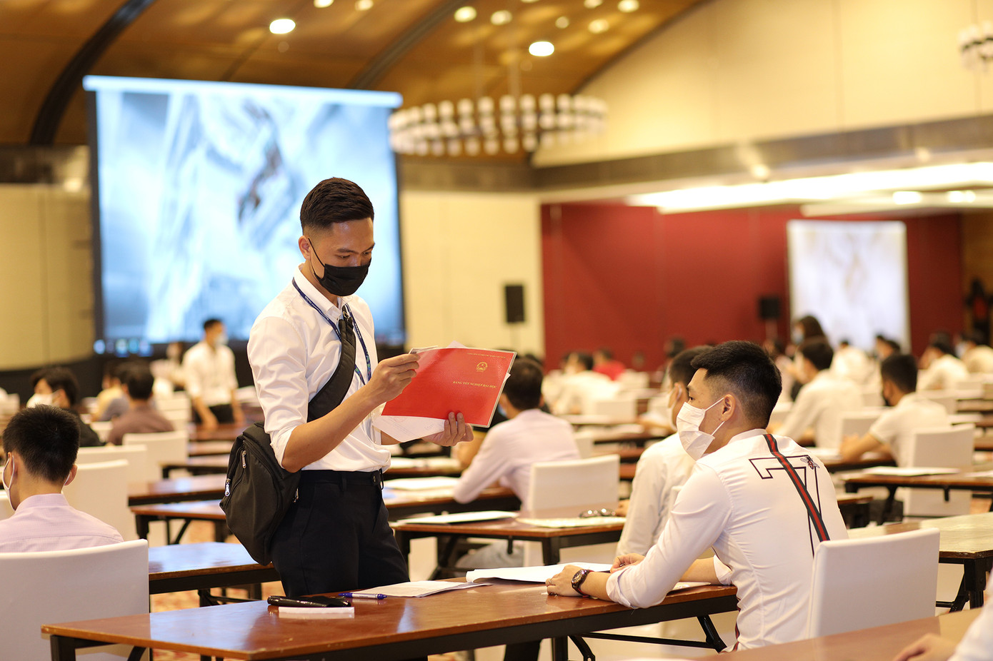 Hơn 2 nghìn cử nhân tốt nghiệp Đại học tham gia kỳ thi tuyển dụng ảnh 2