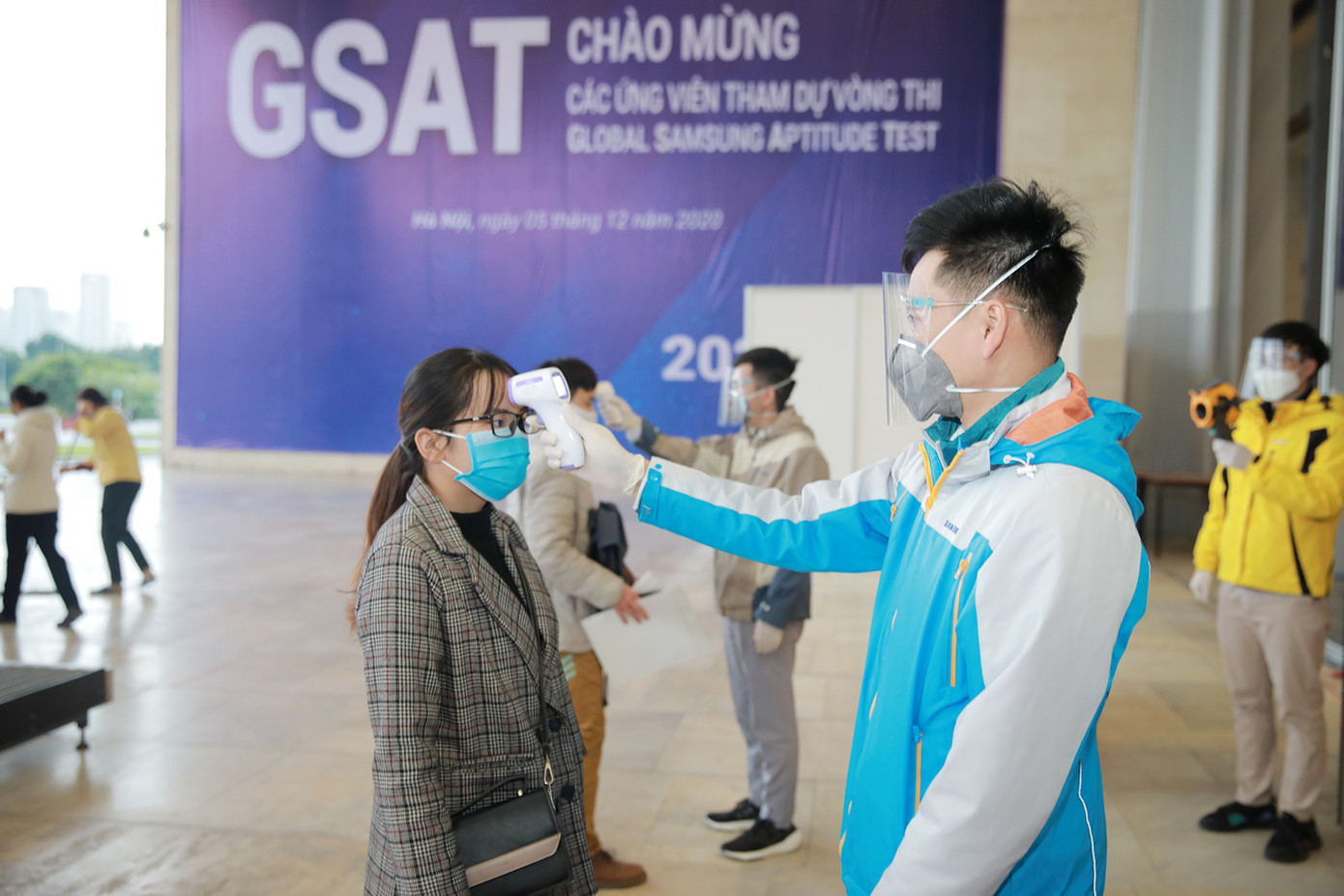 Hơn 1.200 ứng viên tham gia tuyển dụng việc làm ảnh 1