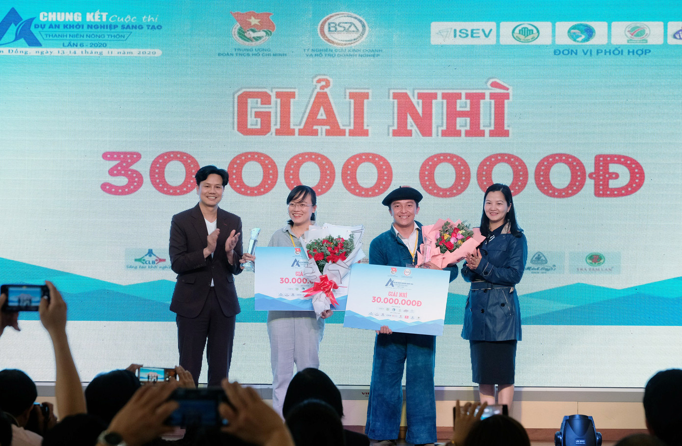 Đôi vợ chồng trẻ giành giải Nhất khởi nghiệp, với sản phẩm “Mát xa hoa dừa lấy mật” ảnh 2