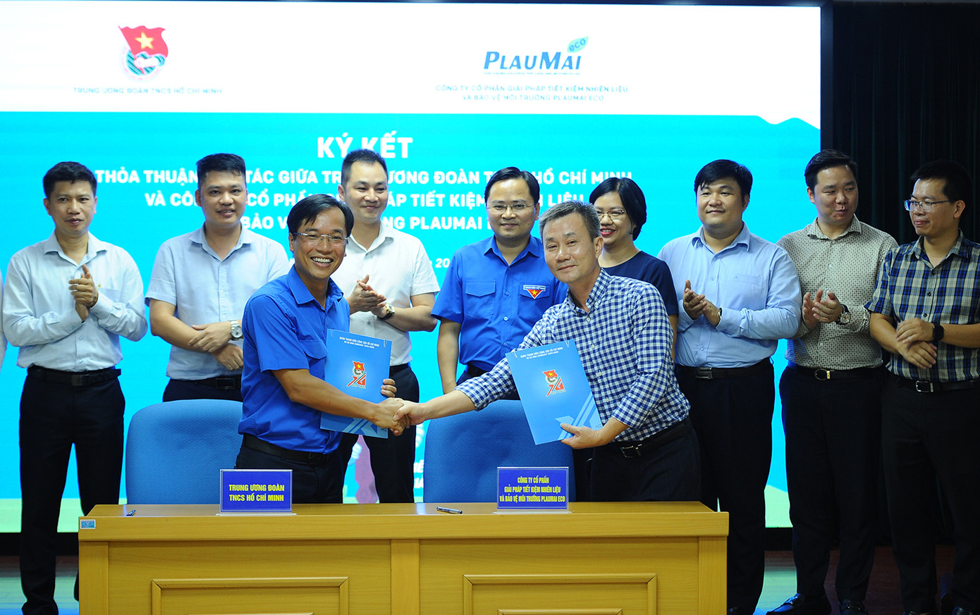 T.Ư Đoàn ký kết triển khai chương trình “Vì một Việt Nam xanh” ảnh 1