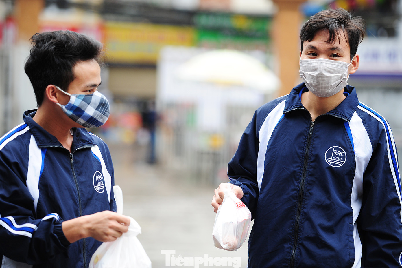 Tình nguyện viên tặng suất ăn miễn phí cho người có hoàn cảnh khó khăn ảnh 5