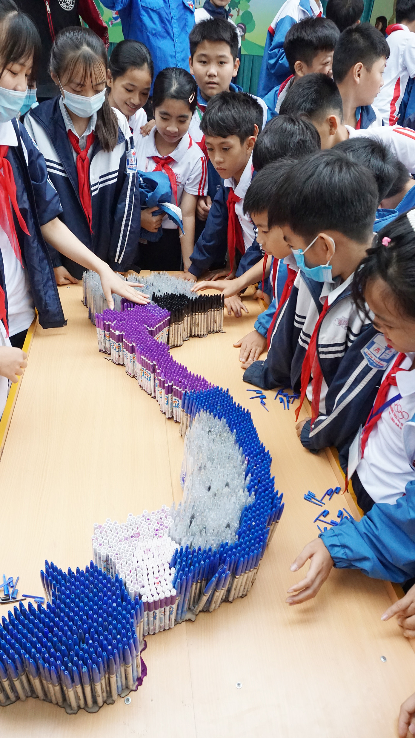 Hô biến hơn 4.000 chiếc bút bi đã qua sử dụng thành những mô hình học tập ảnh 2