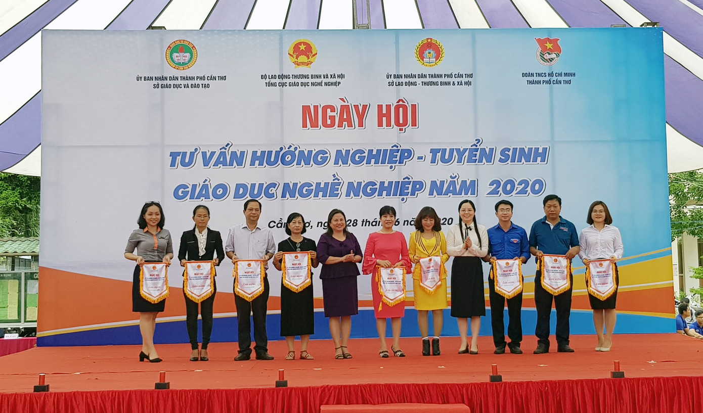 Sôi động Ngày hội Tư vấn hướng nghiệp dành cho học sinh ảnh 3