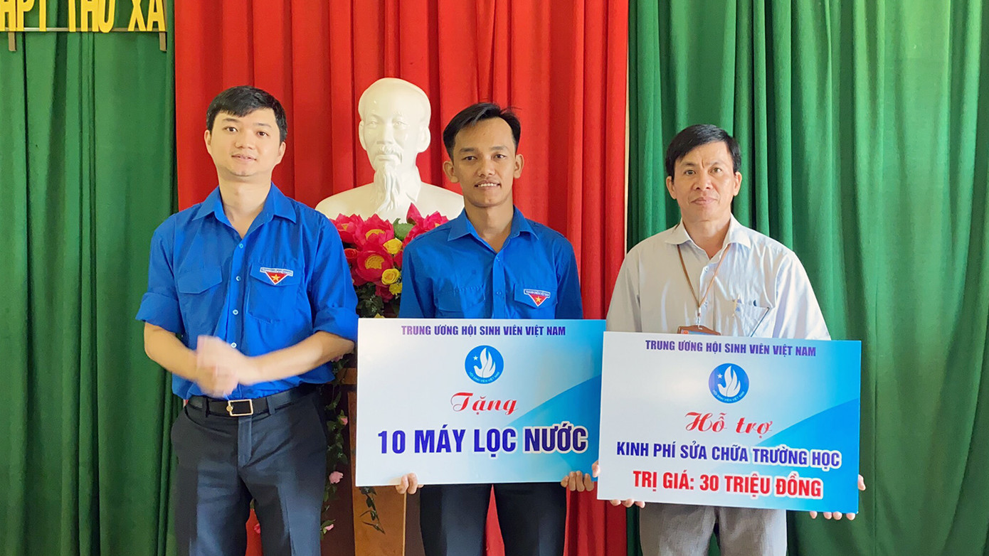 T.Ư Hội Sinh viên Việt Nam trao tặng học bổng tiếp sức học sinh, sinh viên miền Trung ảnh 2