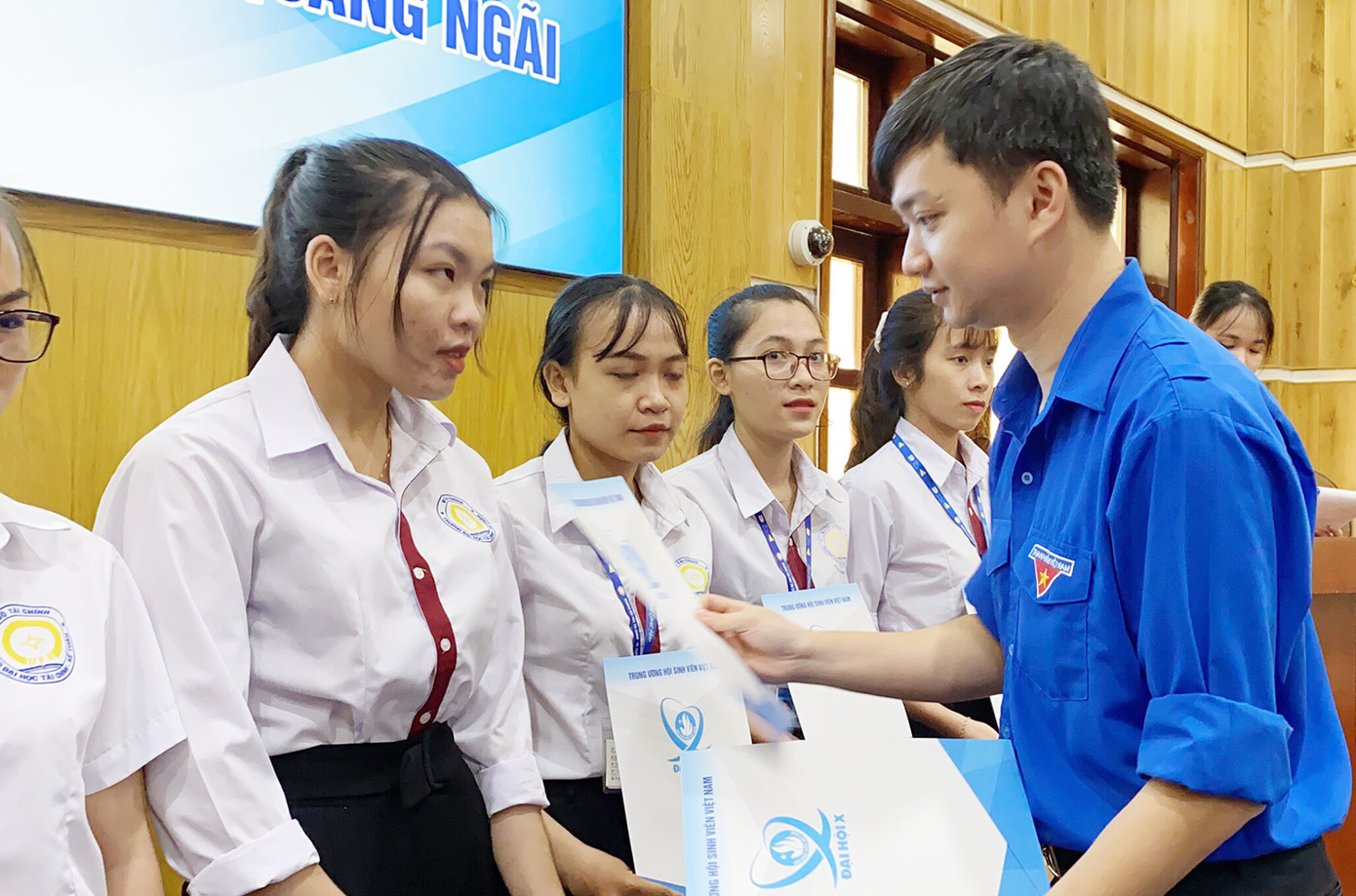 T.Ư Hội Sinh viên Việt Nam trao tặng học bổng tiếp sức học sinh, sinh viên miền Trung ảnh 1