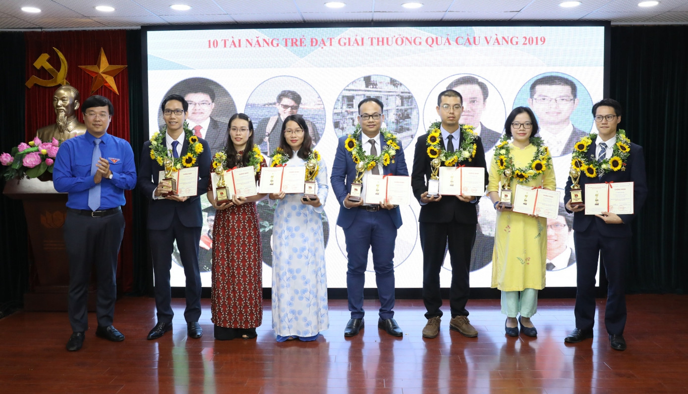 Vinh danh mười nhà khoa học trẻ và 20 nữ sinh ngành khoa học tiêu biểu ảnh 1