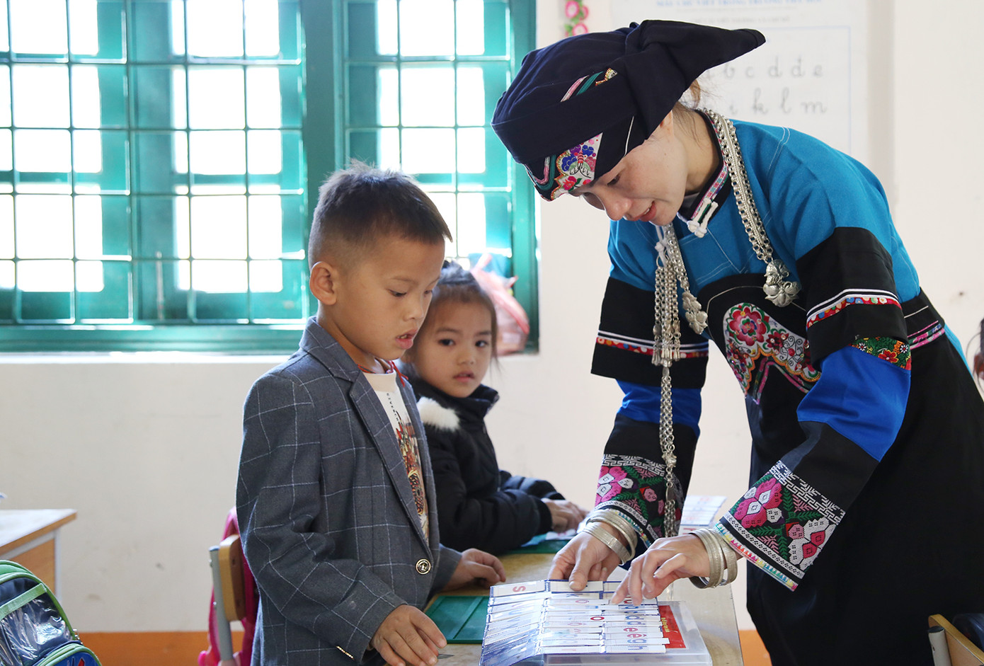 Cô Lan bám bản dạy chữ cho học sinh. Thầy, cô bám bản dạy chữ ở nơi mà nước sinh hoạt quý như vàng ảnh 2