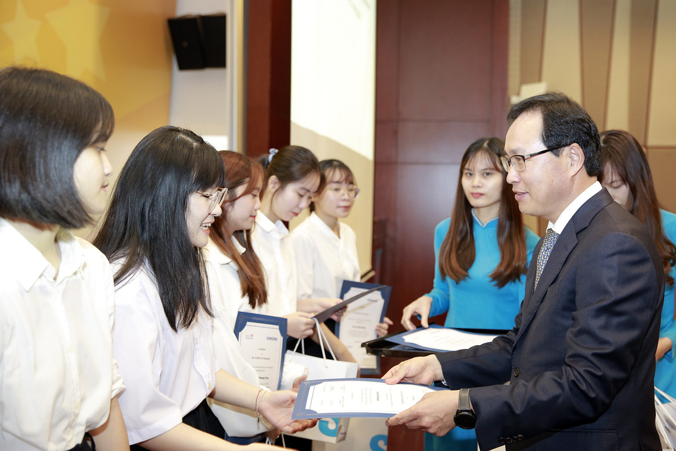 Tặng 135 suất học bổng cho sinh viên chuyên ngành tiếng Hàn ảnh 1