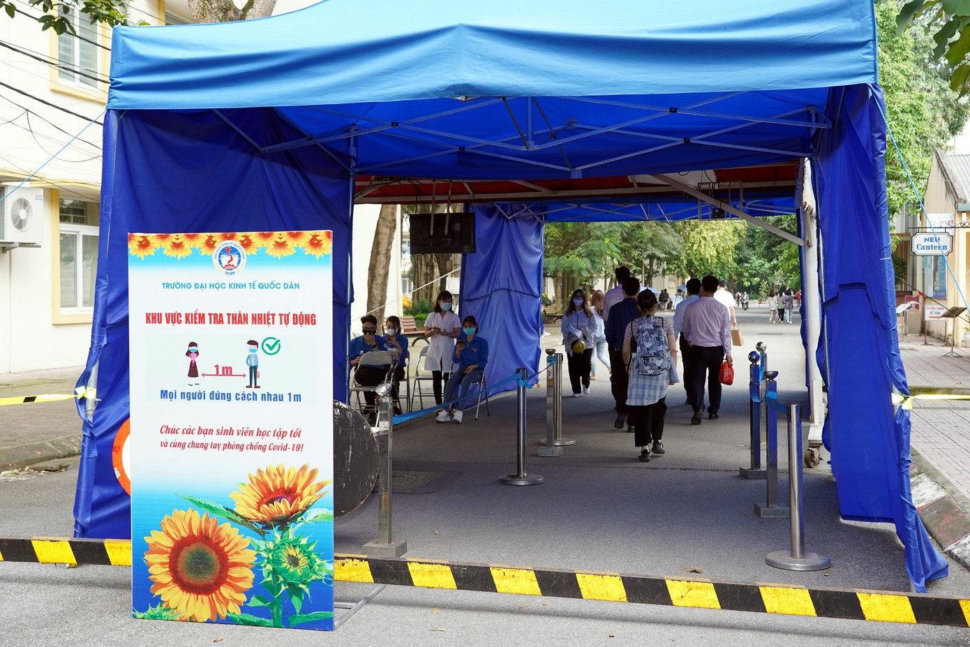 Trường ĐH Kinh tế Quốc dân hỗ trợ sinh viên phòng dịch trong ngày đi học trở lại ảnh 5