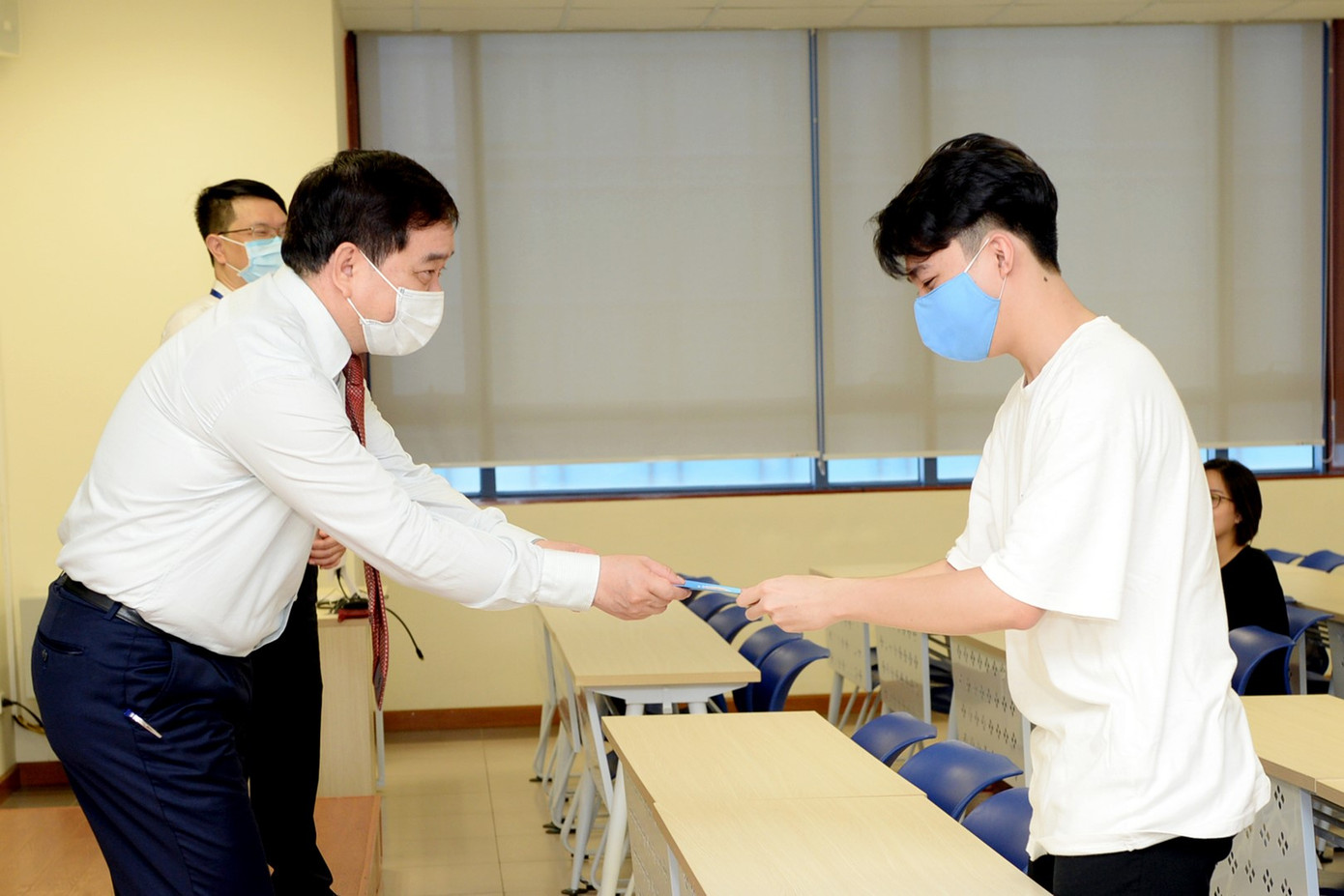 Trường ĐH Kinh tế Quốc dân hỗ trợ sinh viên phòng dịch trong ngày đi học trở lại ảnh 1