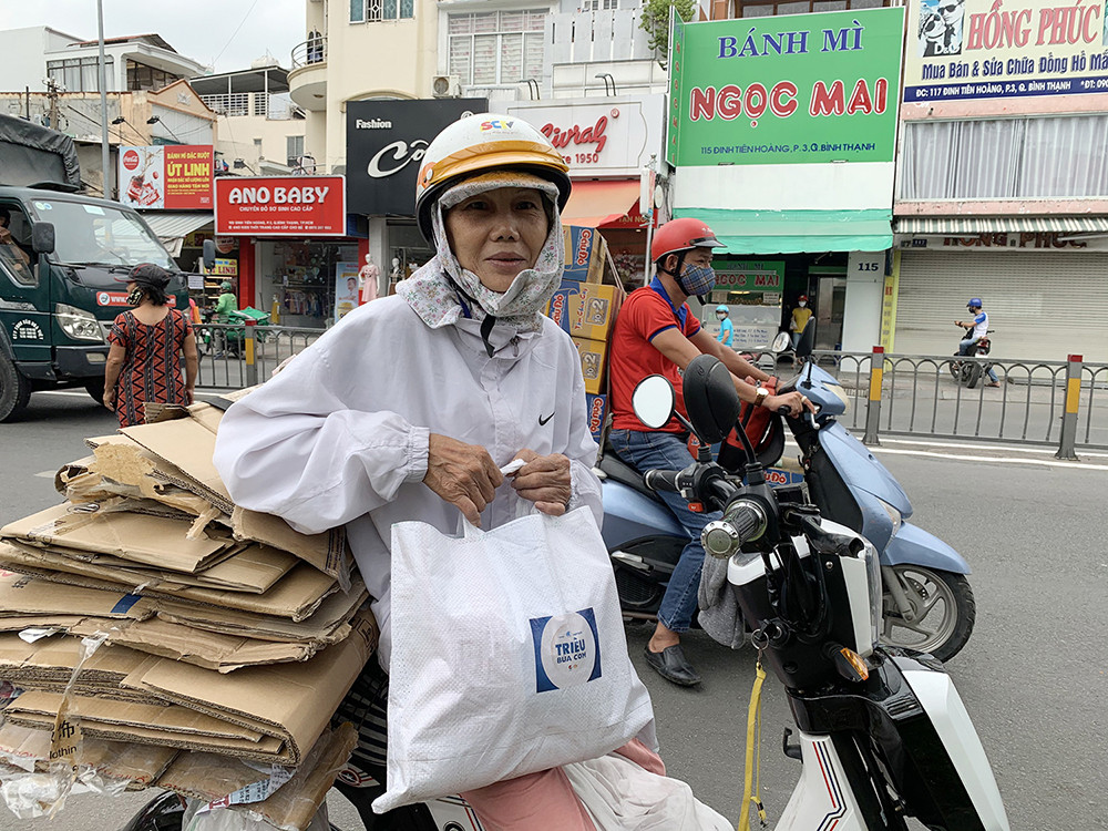 Hàng ngàn gói thực phẩm đến với người có hoàn cảnh khó khăn trong dịch COVID-19 ảnh 4