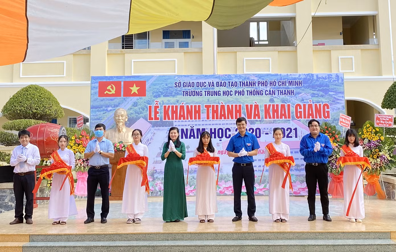 Chủ tịch Hội Sinh viên Việt Nam dự khai giảng và trao học bổng ảnh 2