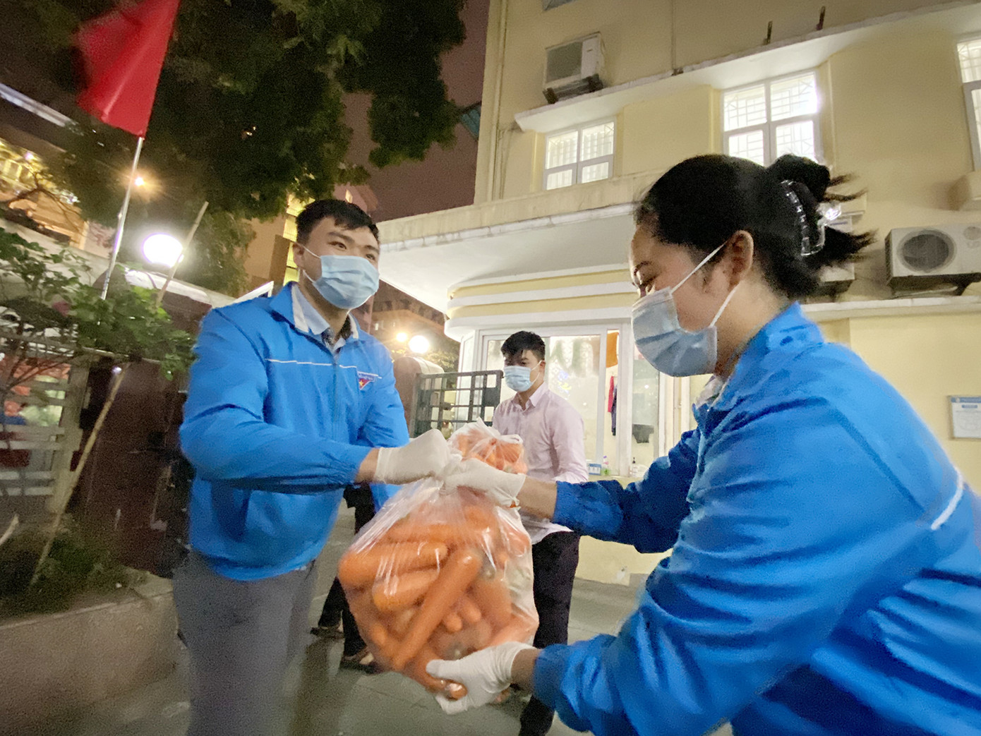 Trắng đêm hỗ trợ người dân Hải Dương tiêu thụ nông sản ảnh 2