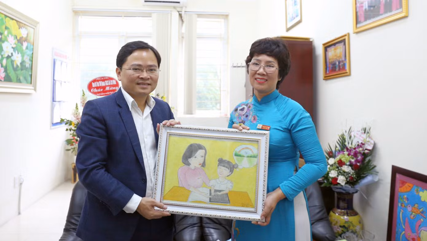 Ban Bí thư T.Ư Đoàn tri ân các thầy cô giáo, nhà giáo lão thành ảnh 2