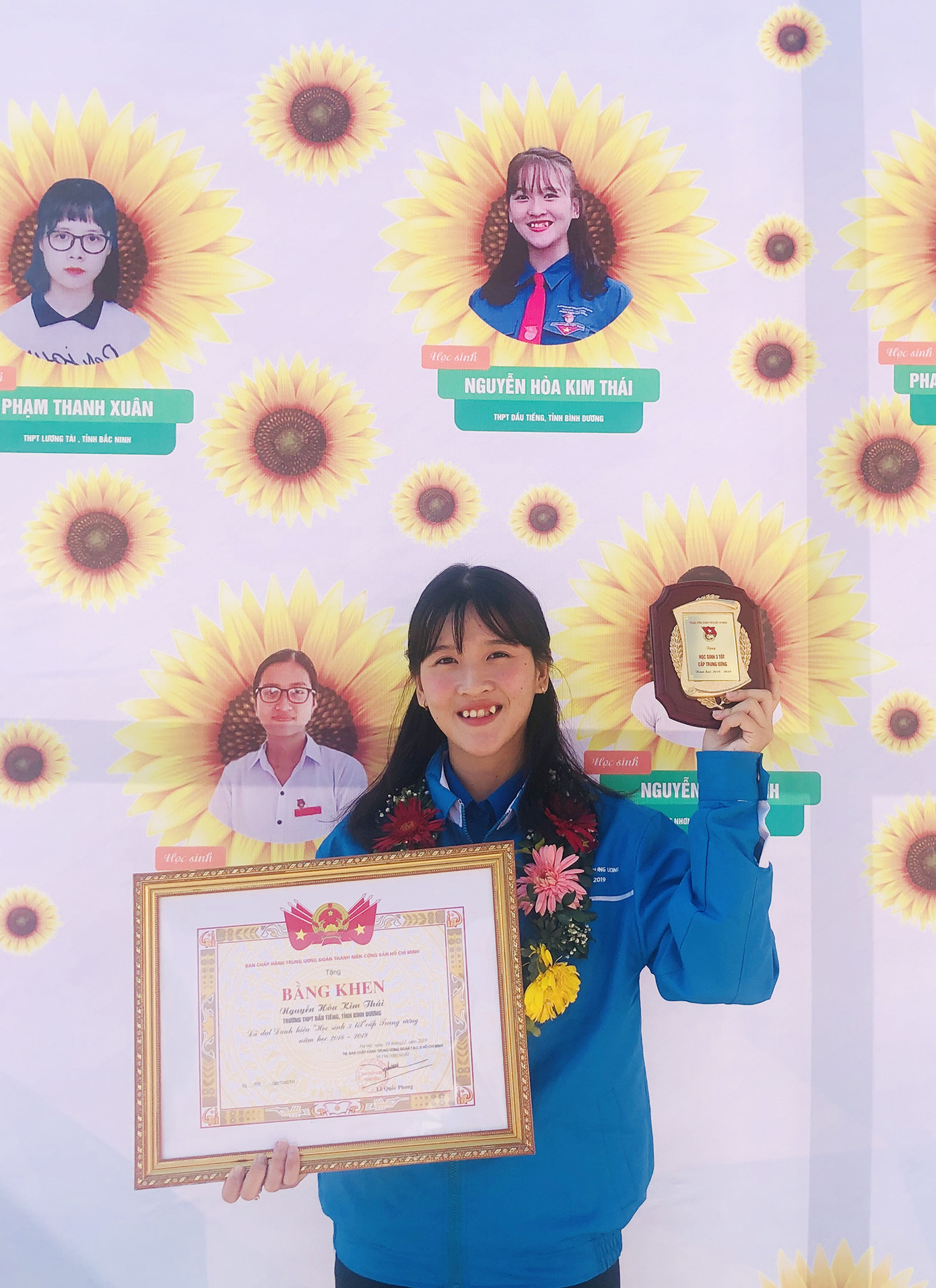 Nữ sinh con nhà nghèo tự xây dựng cho mình bảng thành tích đáng nể ảnh 4