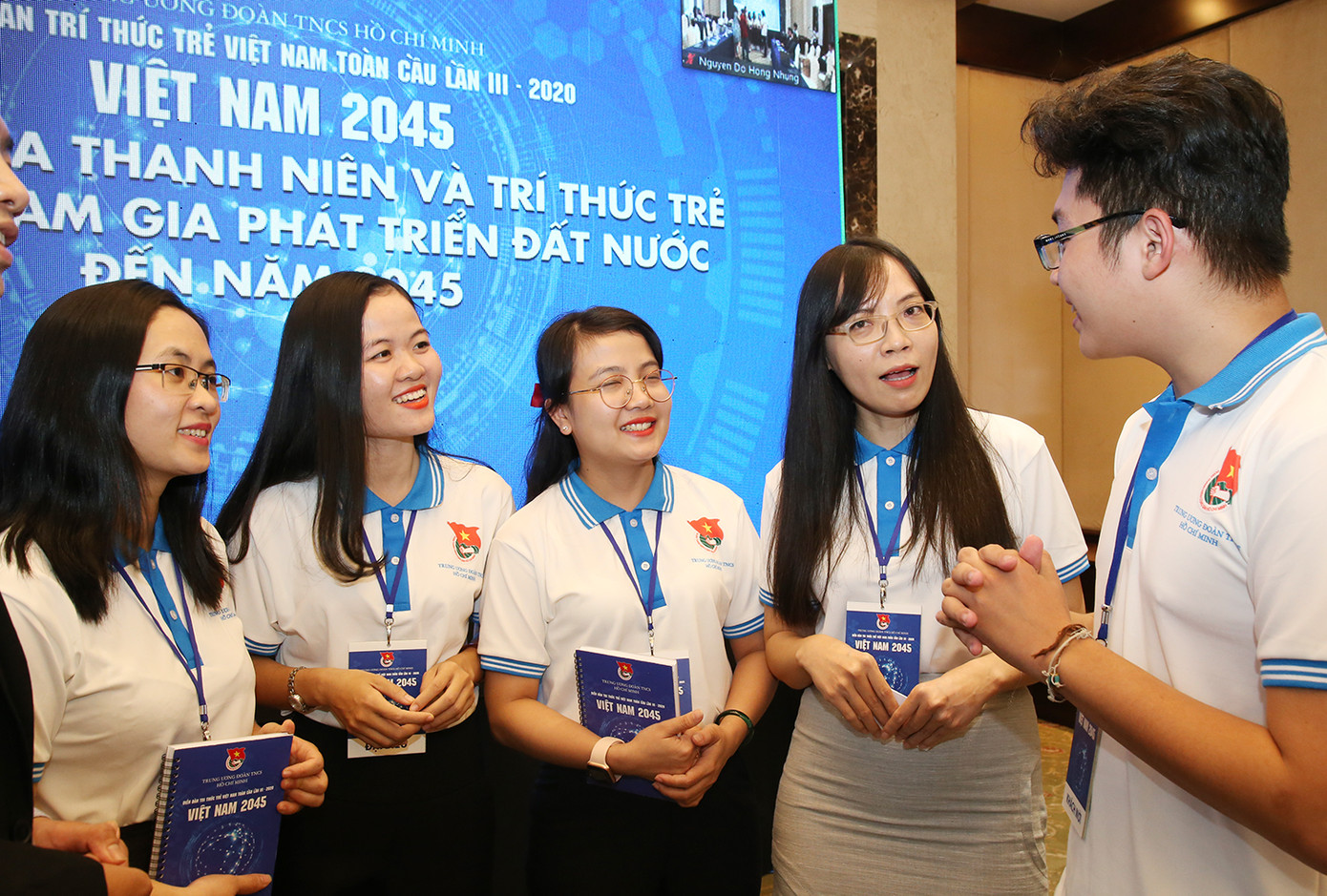 Các trí thức trẻ đóng góp nhiều ý kiến tâm huyết để phát triển của đất nước ảnh 1