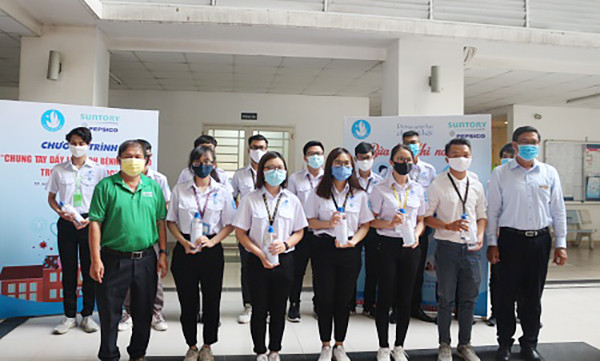 Hơn 10 nghìn lít dung dịch sát khuẩn dành tặng sinh viên ảnh 2