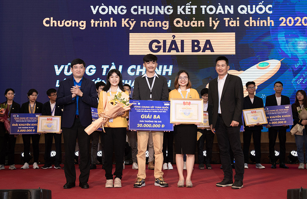 Ba sinh viên trường ĐH Ngoại thương giành giải Nhất “Kỹ năng tài chính 2020“ ảnh 3