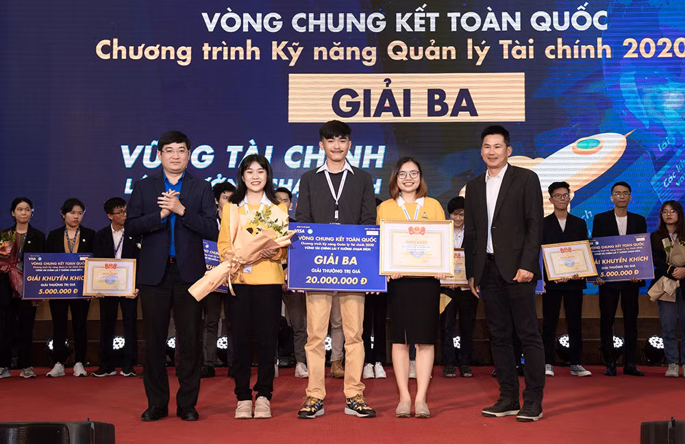 Ba sinh viên trường ĐH Ngoại thương giành giải Nhất “Kỹ năng tài chính 2020“ ảnh 3