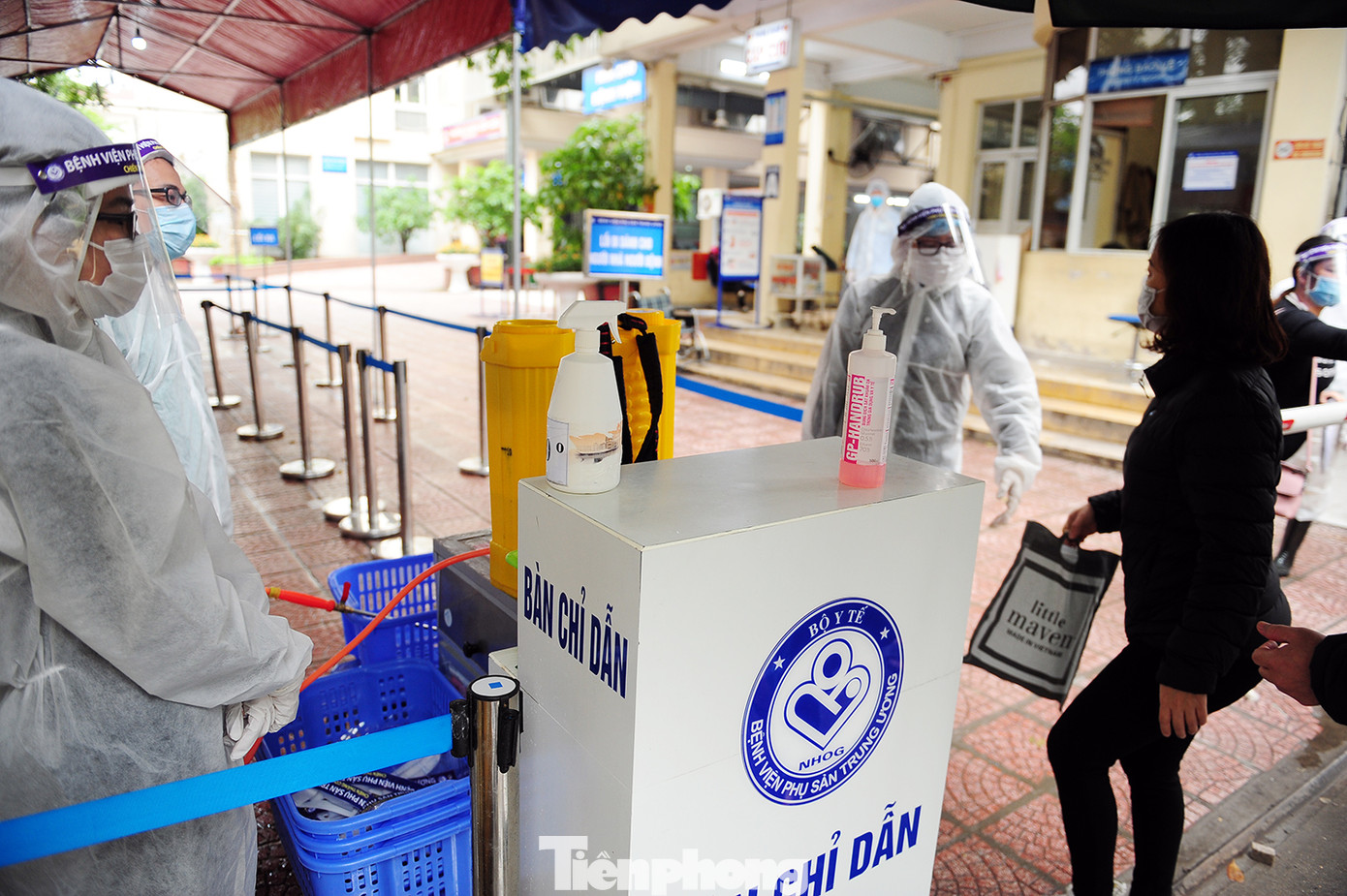  Cận cảnh trạm chốt phòng dịch ở Bệnh viện Phụ sản Trung ương ảnh 3