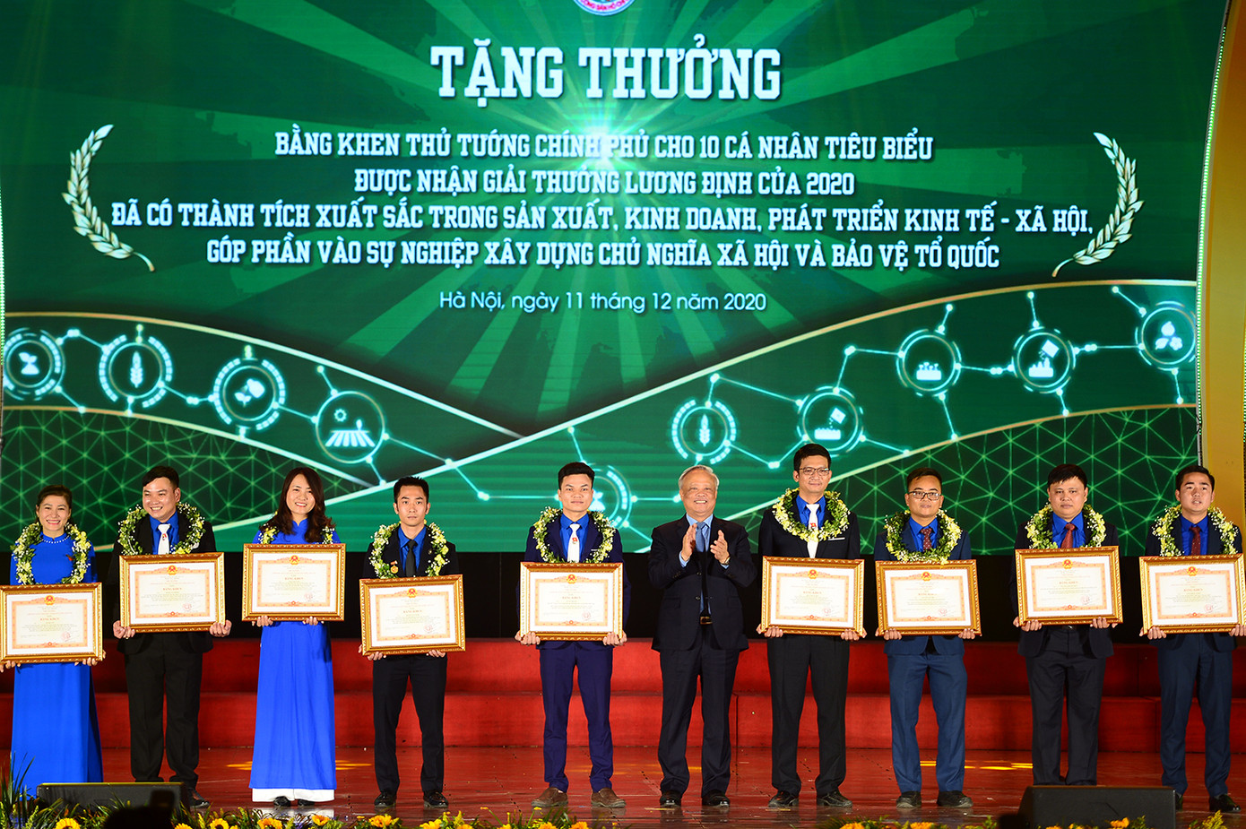 Ông Uông Chu Lưu trao Bằng khen của Thủ tướng cho 10 nhà nông trẻ xuất sắc đạt Giải thưởng Lương Định Của năm 2020. Vinh danh những nhà nông trẻ đạt doanh thu trên 1 tỷ đồng ảnh 1