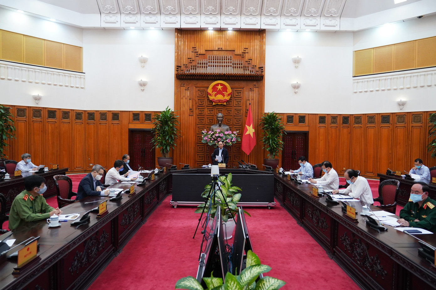 Thủ tướng: Tạm dừng mọi hoạt động hội họp, tập trung trên 20 người ảnh 2