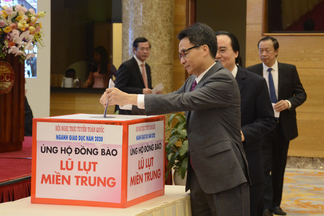 Lãnh đạo Bộ GD - ĐT quyên góp, ủng hộ đồng bào miền Trung ảnh 1