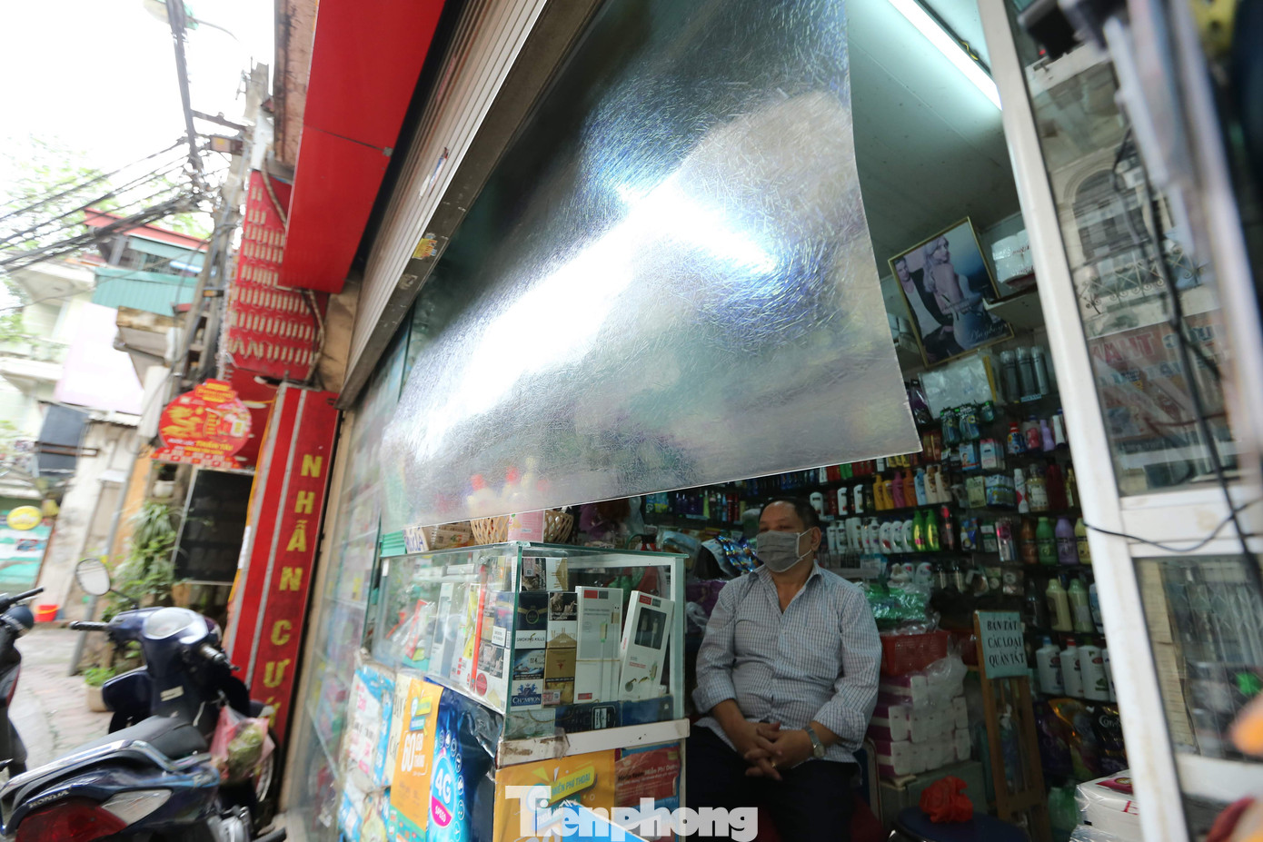 Phòng dịch COVID-19 ở Thủ đô: Kính chống giọt bắn 'lên ngôi' ảnh 8