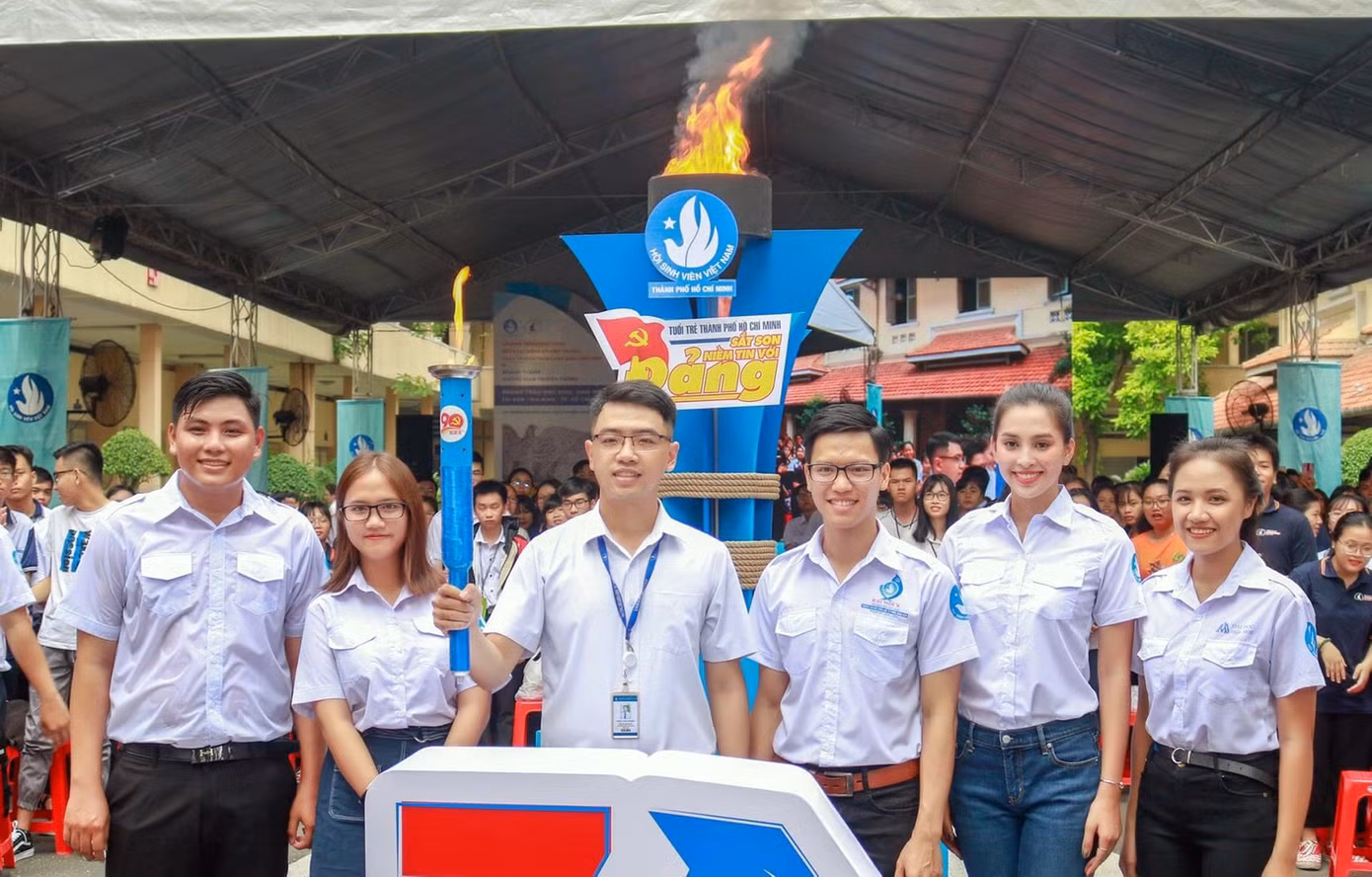 Anh chàng lớp trưởng điển trai chuyên đi “săn” giải thưởng ảnh 4