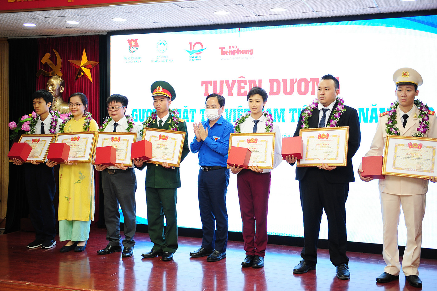 Anh Nguyễn Anh Tuấn, Bí thư thường trực T.Ư Đoàn, Chủ tịch Hội LHTN Việt Nam trao Bằng khen cho 10 gương mặt trẻ triển vọng năm 2019. Tuyên dương 20 “Gương mặt trẻ Việt Nam tiêu biểu” và “Gương mặt trẻ Việt Nam triển vọng” ảnh 2