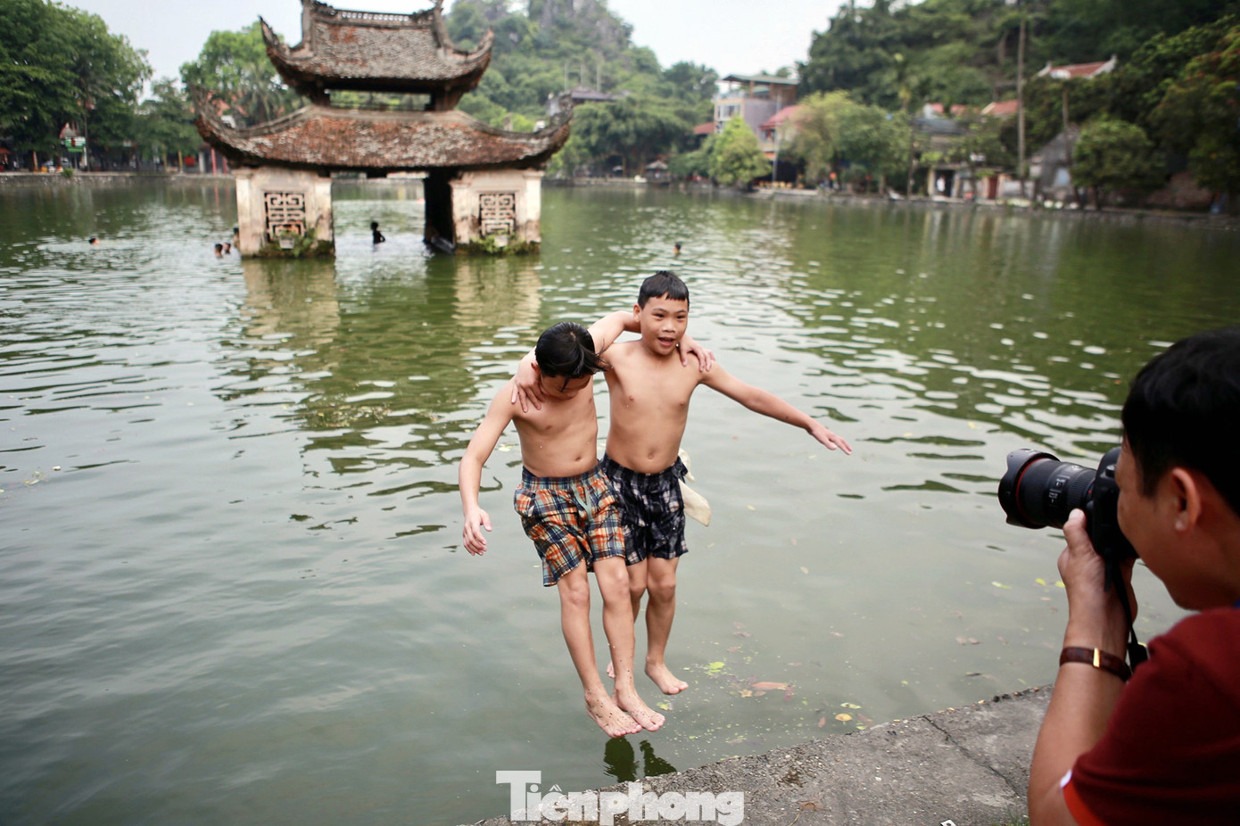 Trẻ em nhào lộn xuống ao của ngôi chùa nổi tiếng nhất Bắc Bộ ảnh 7