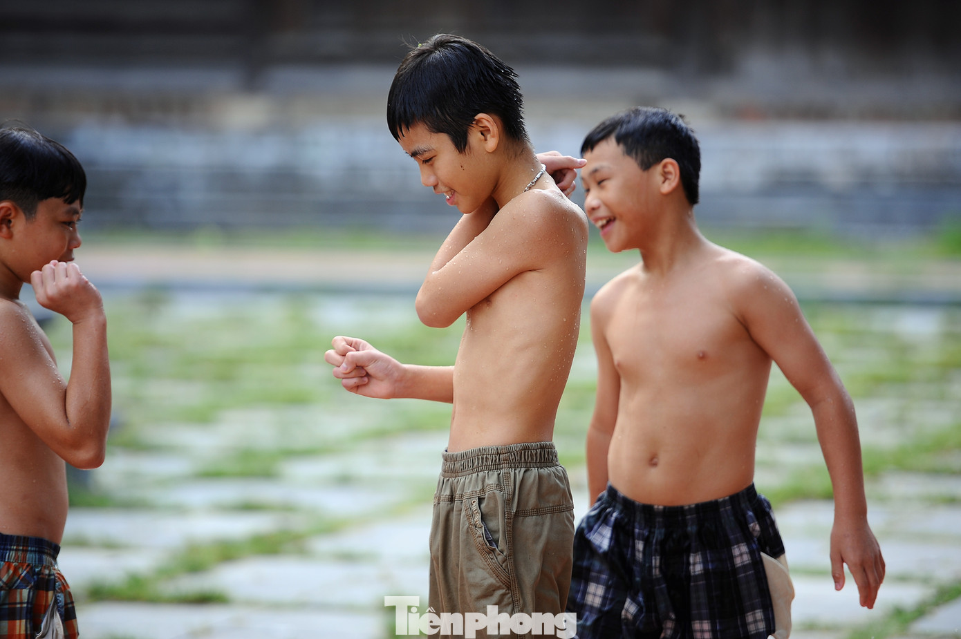 Trẻ em nhào lộn xuống ao của ngôi chùa nổi tiếng nhất Bắc Bộ ảnh 4