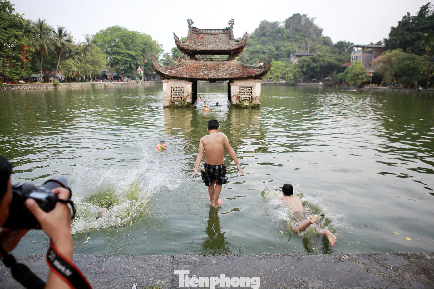 Trẻ em nhào lộn xuống ao của ngôi chùa nổi tiếng nhất Bắc Bộ ảnh 8