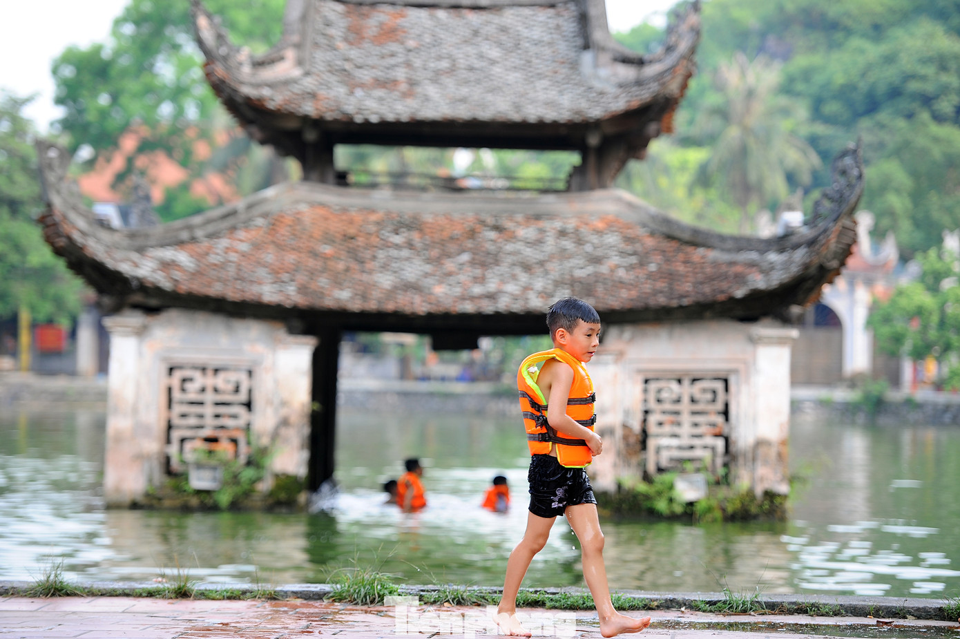 Trẻ em nhào lộn xuống ao của ngôi chùa nổi tiếng nhất Bắc Bộ ảnh 2