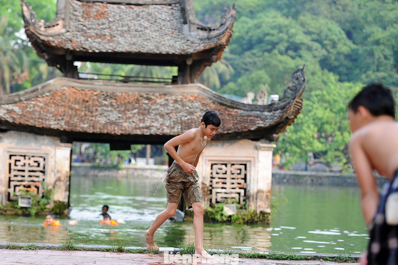 Trẻ em nhào lộn xuống ao của ngôi chùa nổi tiếng nhất Bắc Bộ ảnh 3