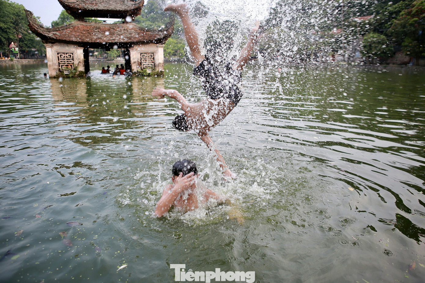 Trẻ em nhào lộn xuống ao của ngôi chùa nổi tiếng nhất Bắc Bộ ảnh 5
