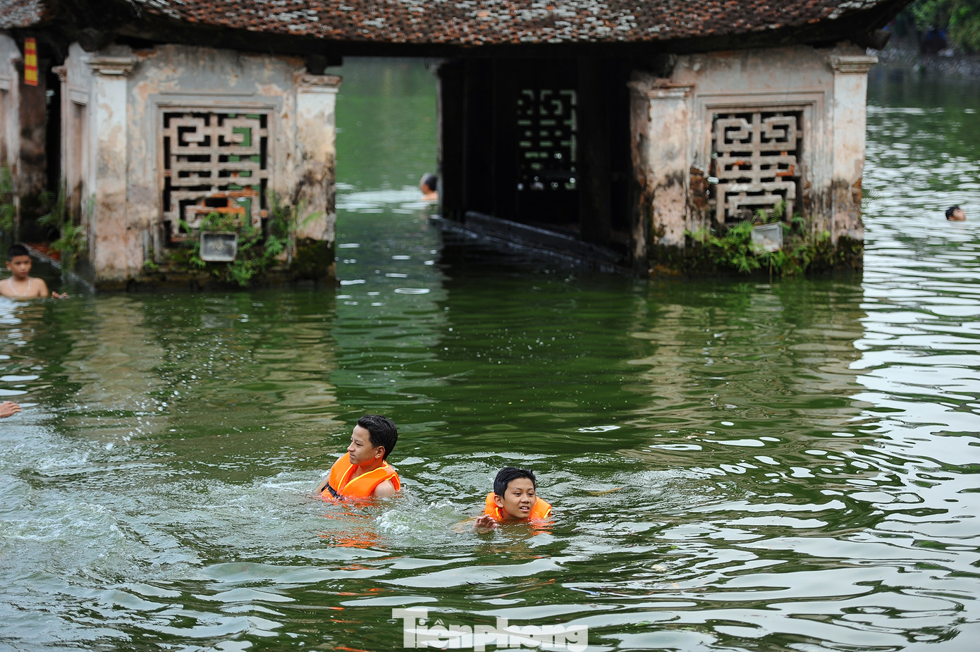 Trẻ em nhào lộn xuống ao của ngôi chùa nổi tiếng nhất Bắc Bộ ảnh 6