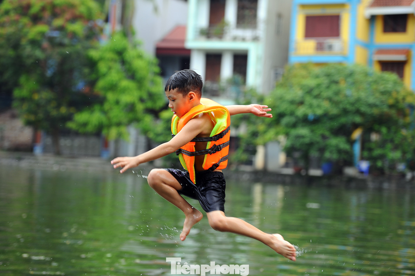 Trẻ em nhào lộn xuống ao của ngôi chùa nổi tiếng nhất Bắc Bộ ảnh 11