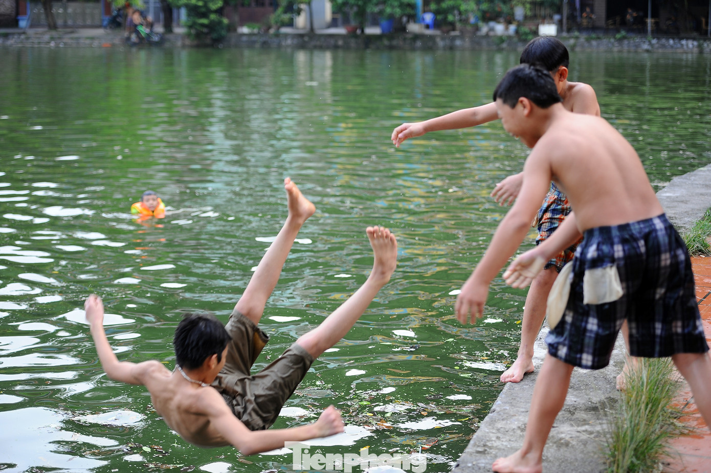 Trẻ em nhào lộn xuống ao của ngôi chùa nổi tiếng nhất Bắc Bộ ảnh 9