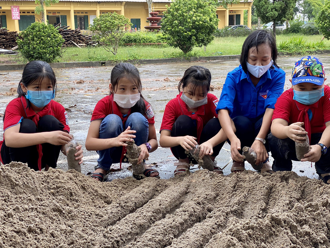 Nâng cao ý thức bảo vệ môi trường bằng công trình tái chế từ chai nhựa ảnh 3