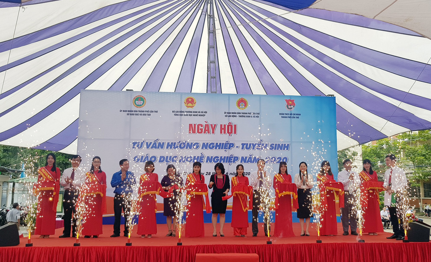 Sôi động Ngày hội Tư vấn hướng nghiệp dành cho học sinh ảnh 1