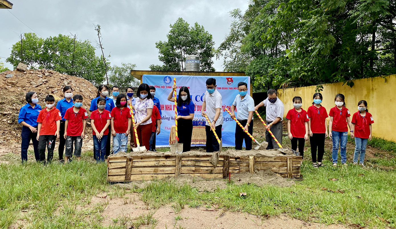 Nâng cao ý thức bảo vệ môi trường bằng công trình tái chế từ chai nhựa ảnh 1