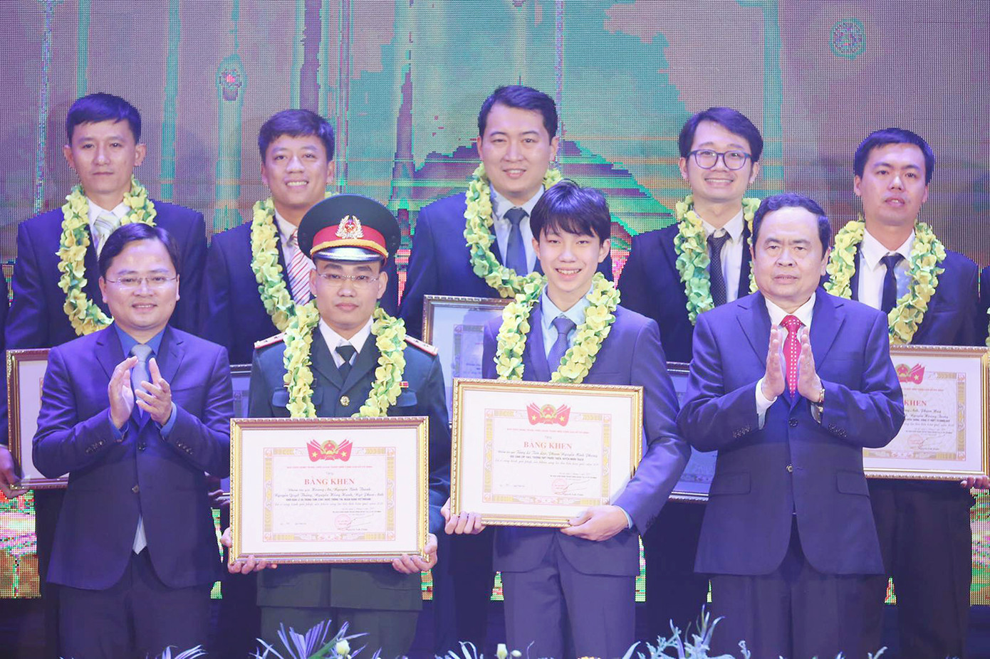 Học sinh sáng tạo mũ di động phòng dịch COVID-19 ảnh 2